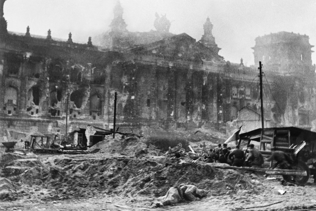 Erbitterte Kämpfe toben um den Reichstag. Der Sturm auf das Gebäude beginnt in den frühen Morgenstunden des 30. April 1945, die Kämpfe enden erst zwei Tage später.