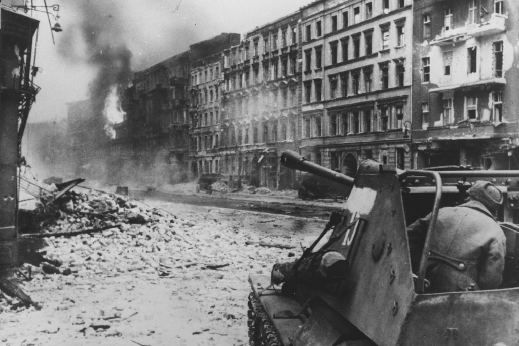 Ein sowjetisches Geschütz feuert in eine Berliner Straße hinein. Der deutsche Widerstand ist bei SS-Männern und Hitlerjungen besonders hartnäckig.