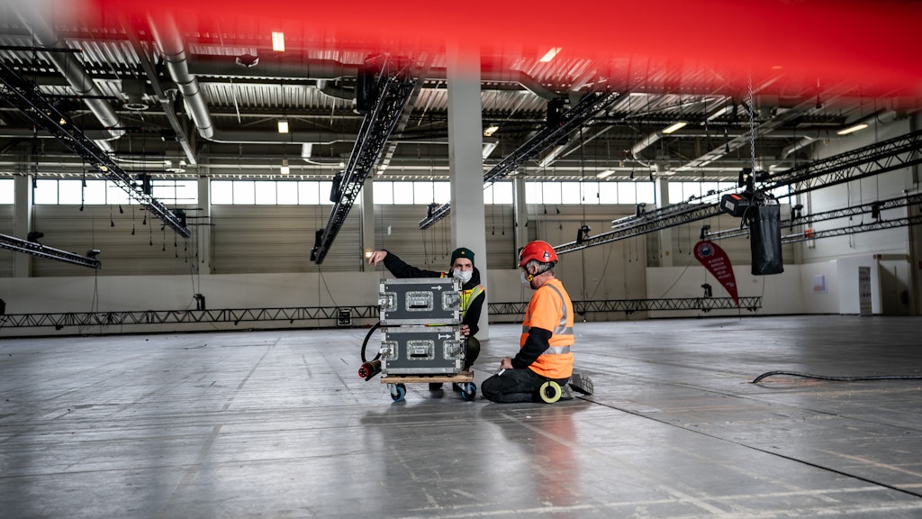 Arbeiter bereiten auf der Baustelle des "Corona- Behandlungszenturm Jaffestraße" die Halle vor und installieren Licht, Strom und Sauerstoff-Versorgungseinrichtungen.