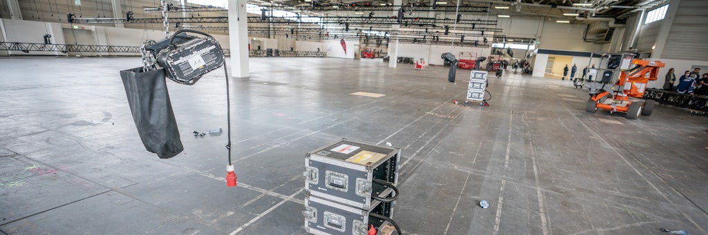80 Arbeiter sind derzeit dabei, die Messehalle in ein Corona-Behandlungszentrum umzubauen. Am Sonnabend werden die ersten 220 Betten erwartet.
