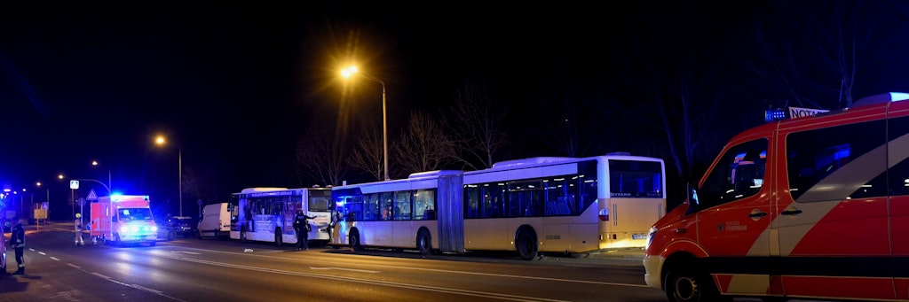 Einsatzkräfte von Polizei und Feuerwehr am Ort des Geschehens am S- und U-Bahnhof Wuhletal in Hellersdorf im Ortsteil Biesdorf. 