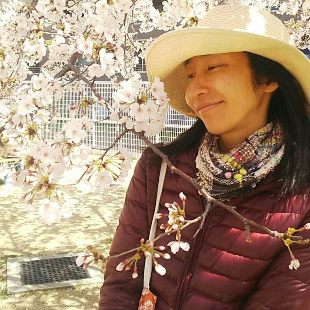 Azusa sammelt Kraft unter den Kirschbäumen am Shukugawa-Fluss.