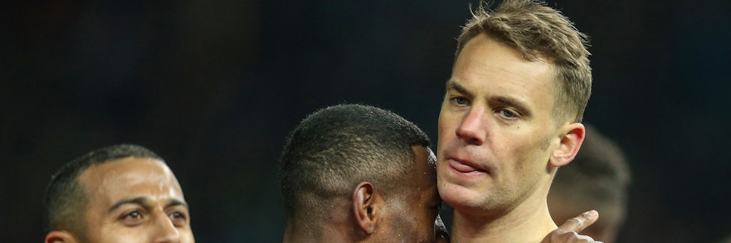 Bitten die Kollegen ihn hier, doch in München zu bleiben? Die Fronten im Vertragspoker zwischen Manuel Neuer und dem FC Bayern scheinen verhärtet.