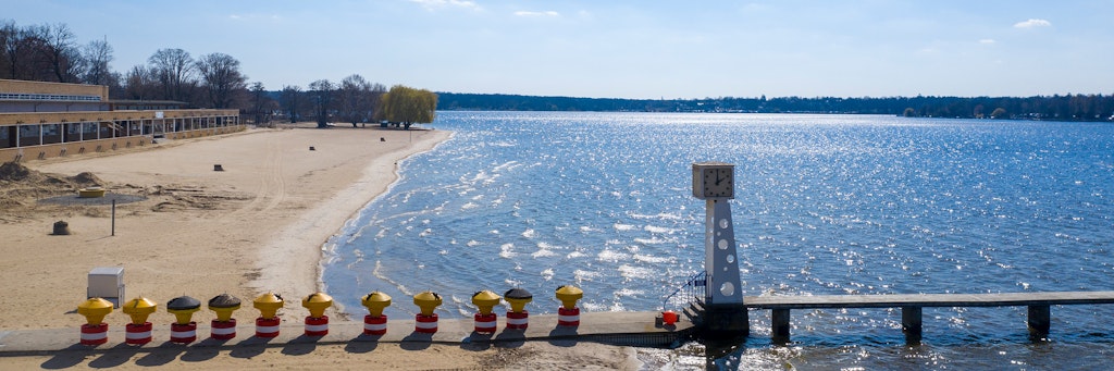 Die Bojen sind frisch gestrichen, der Sand ist gesiebt. Nur Badegäste gibt’s am Wannsee nicht.