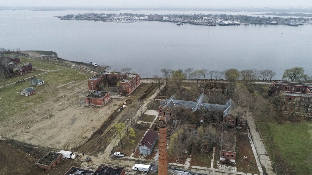 Die Insel vor New York ist etwa 1,5 Kilometer lang und 400 Meter breit und auch der Armenfriedhof der Stadt.