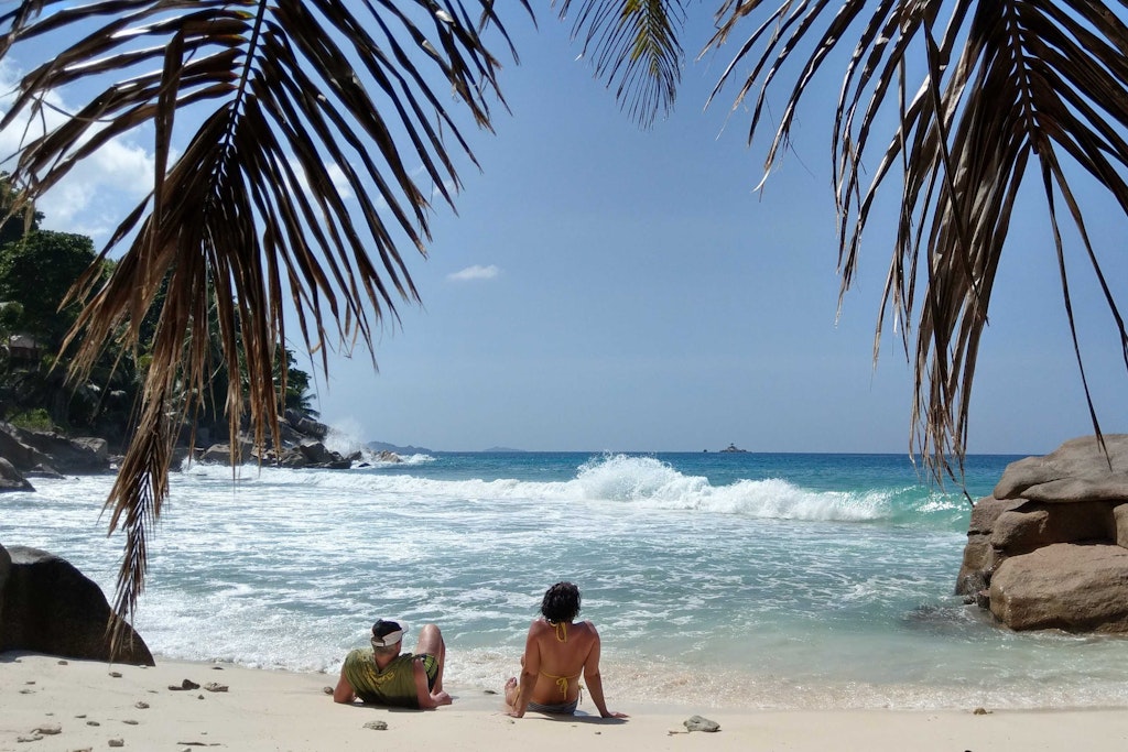 Meer, Palmen: Auch zu den Seychellen darf man derzeit nicht reisen.