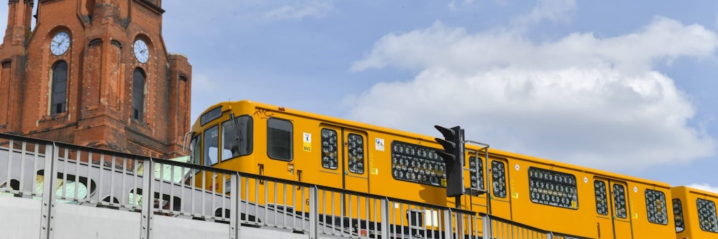 Dieses Bild wird es in den kommenden zwölf Monaten nicht mehr geben: Die U-Bahn-Trasse, die über die Oberbaumbrücke führt, muss saniert werden.