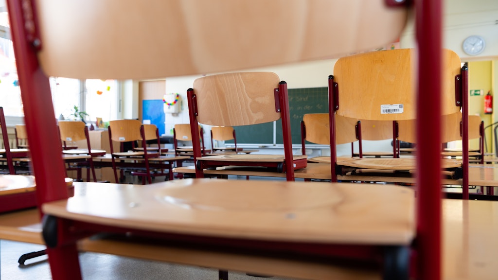 Seit Wochen sind Klassenzimmer in Deutschland verwaist. Schulen sollen nun als erstes wieder öffnen.