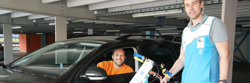 Kudne David läst sich von Filialleiter Guillaume Kochert ein Fahhrad zum Auto bringen. 