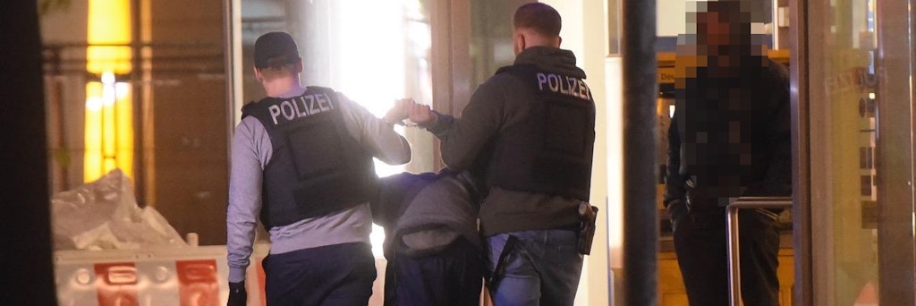 Einer der Schläger, die einen Obdachlosen in Schöneberg attackiert hatten, wird abgeführt.