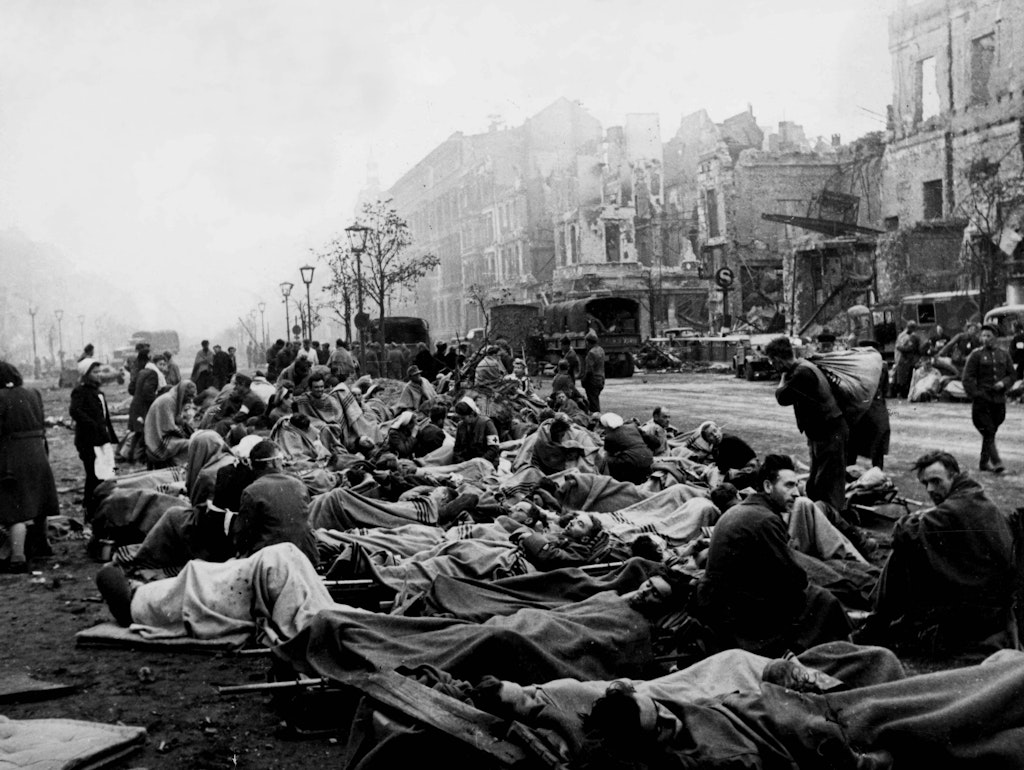 Verletzte deutsche Soldaten werden an einer Straße in Berlin versorgt. Die Überlebenden blicken einer ungewissen Zukunft entgegen.