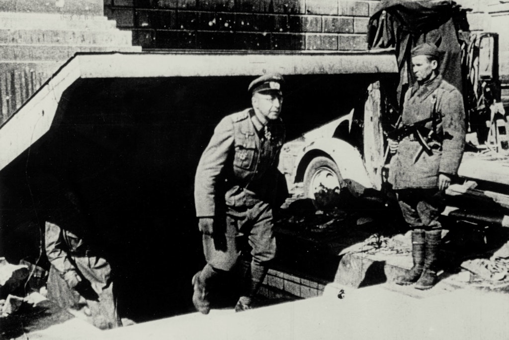Die Gefangennahme von General Helmuth Weidling am 2. Mai soll dieses Foto zeigen. Die von der sowjetischen Propaganda verbreitete Aufnahme zeigt tatsächlich den letzten Kampfkommandanten von Berlin, aber beim Verlassen des Bunkers der Reichskanzlei am Ausgang Voßstraße am 6. Mai.