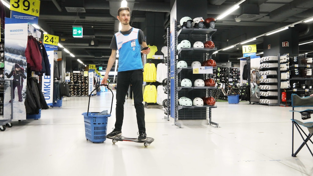 Mitarbeiter Marvin sucht Kunden die Ware aus - auf dem Sketeboard. 