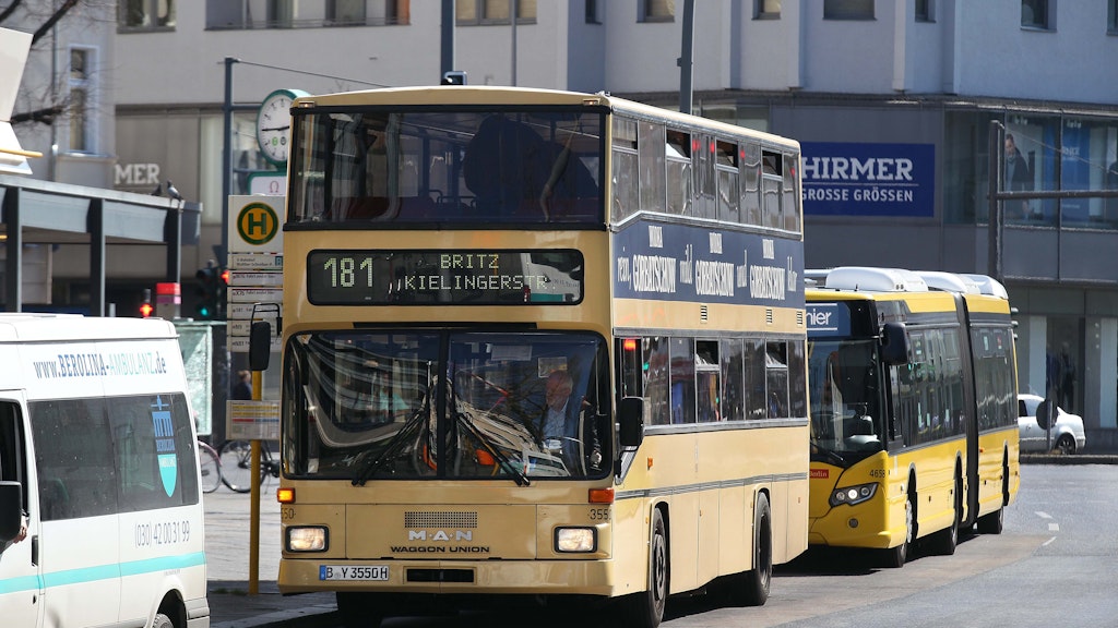 Kurze Rast: Bus 3550 pausiert am Walther-Schreiber-Platz in Steglitz.