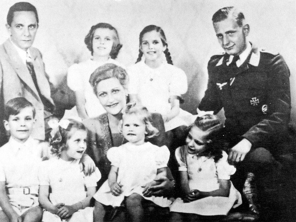 Joseph Goebbels mit seiner Ehefrau Magda und ihren gemeinsamen Kindern an seinem 45. Geburtstag im Jahr 1942: Helmuth, Holde, Heide und Hedda (unten, von links), Hilde und Helga sowie Harald Quandt (oben), Magdas Sohn aus ihrer ersten Ehe.
