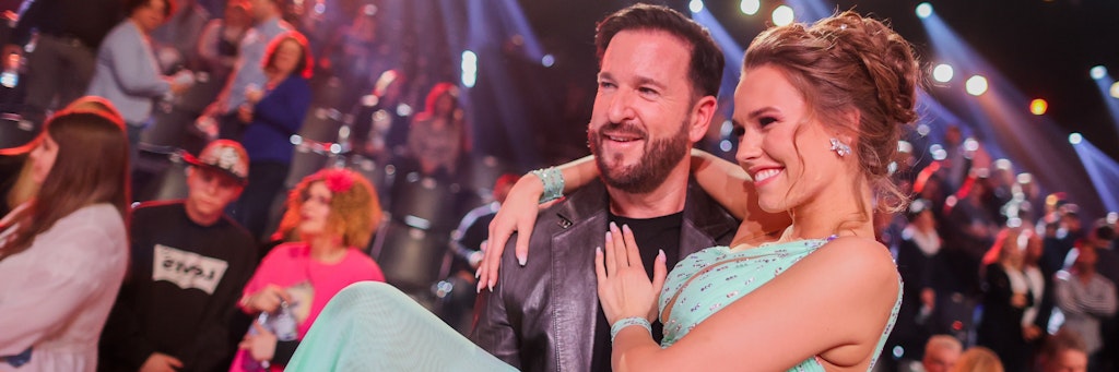 Michael Wendler trägt seine Freundin Laura Müller wenn die Kamera draufhält auch schon mal auf Händen.