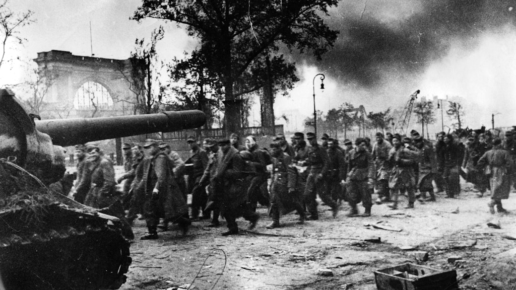 Deutsche Soldaten marschieren in die Gefangenschaft. Im Hintergrund steht die Ruine des Lehrter Bahnhofs (heute Hauptbahnhof).