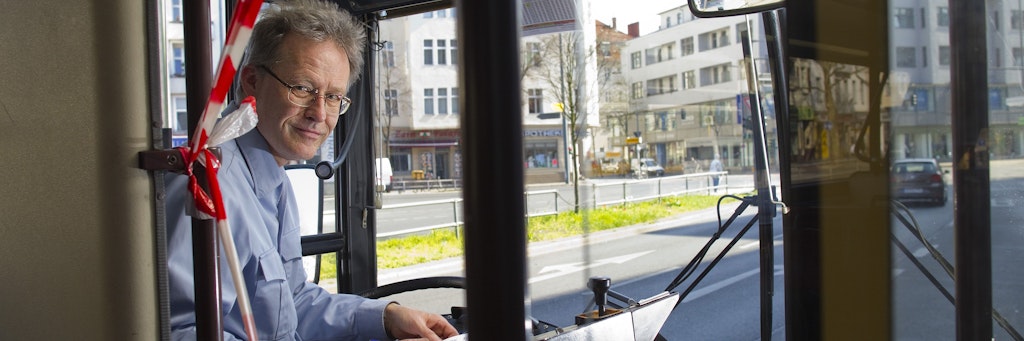 Stefan Freytag sitzt am Steuer des 181-ers. Ein Flatterband sperrt den Fahrerbereich ab, auf Schutzfolie wurde verzichtet. Der Bus gehört nicht der BVG.