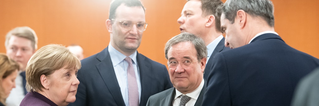Angela Merkel im Gespräch mit den Ministerpräsidenten von Bayern und Nordrhein-Westfalen, Söder (re.) und Laschet