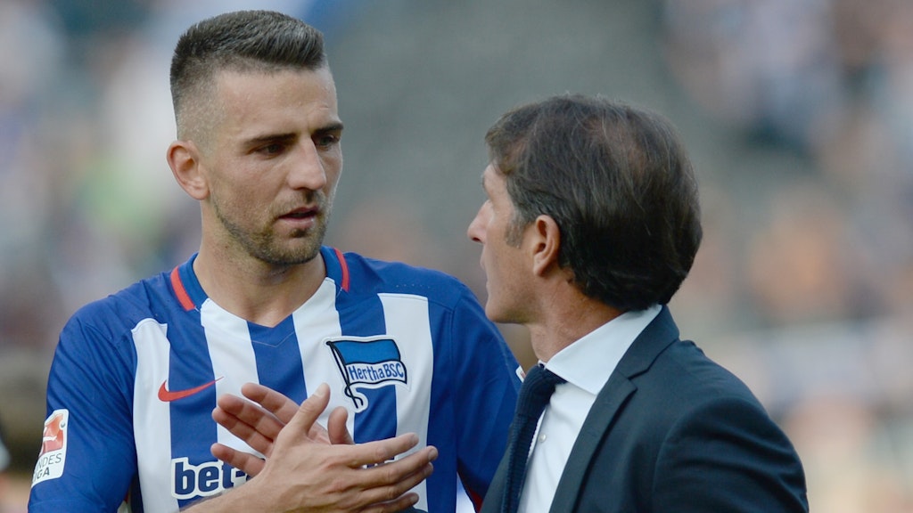 Kennen und schätzen sich: Ibisevic begrüßt Bruno Labbadia 2015 im Olympiastadion.
