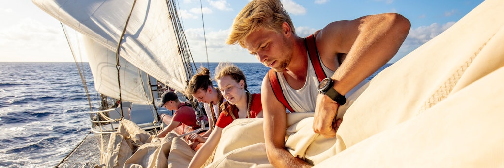 Da muss jeder mit anpacken: Crew-Mitglieder und Schüler auf dem Segelschiff „De Wylde Swan“.
