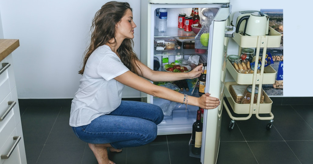 Der Gang zum Kühlschrank ist gerade für die, die jetzt im Homeoffice arbeiten, eine nette Abwechslung. Leider landen die Snacks auch auf den Hüften ...