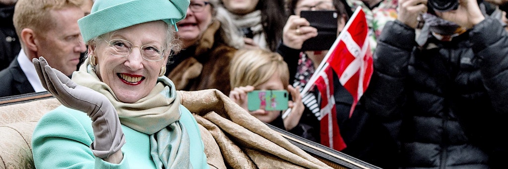 Königin Margrethe von Dänemark an ihrem 75. Geburtstag bei der traditionellen Kutschfahrt durch Kopenhagen. Zur ihrem 80sten wird diese volksnahe Tour nicht stattfinden. 