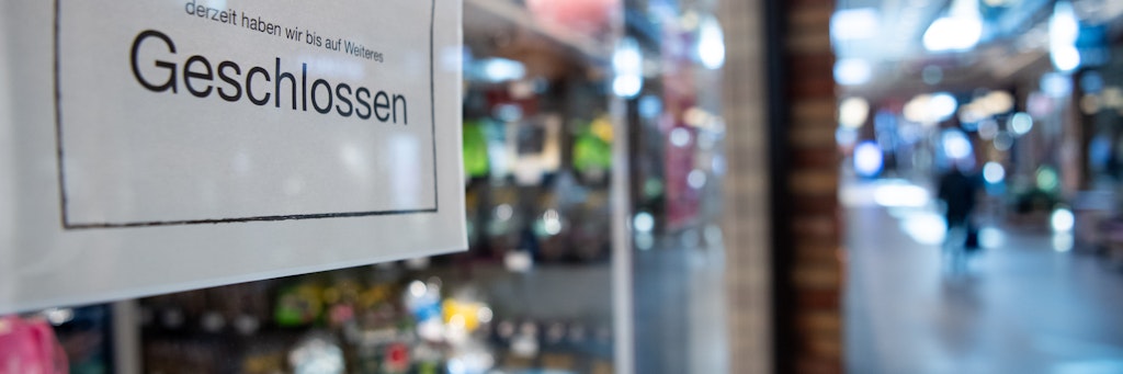 "Derzeit haben wir bis auf Weiteres geschlossen" steht am Montagvormittag auf einem Schild an einem Geschäft in einem Einkaufszentrum in Moabit. Der Laden bleibt wohl trotz der neuen Corona-Beschlüsse weiterhin geschlossen.