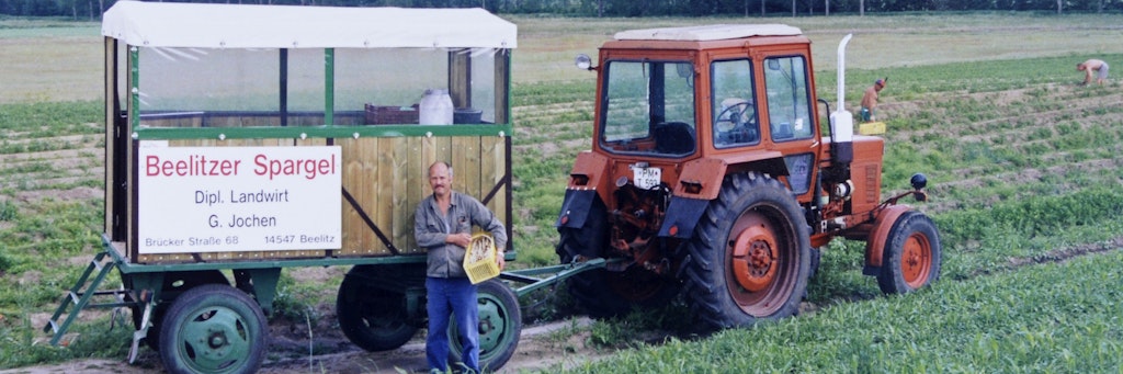 Gute Beelitzer Familientradition: Gerhard Jochen rückt im Jahr 1995 zur Spargel-Ernte aus.