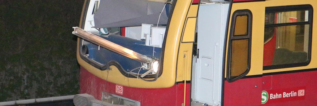 Die schwere Schien durchschlug den Boden der S-Bahn und bohrte sich durch den hinteren Waggon. 