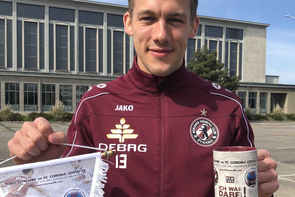 BFC-Spieler Chris Reher präsentiert die Souvenirs zum Match gegen den FC Corona Covid-19: Ein Muss für Fans.