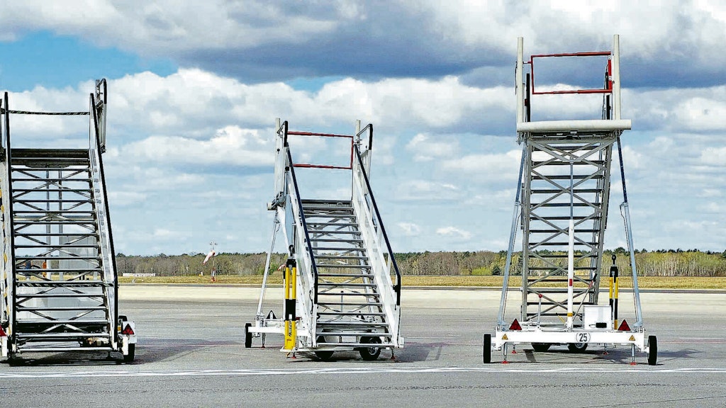 Auch sie werden nicht mehr gebraucht. Treppen, auf denen bislang Passagiere in die Flugzeuge stiegen, stehen ungenutzt auf dem Vorfeld in Tegel.
