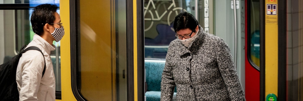 Bundeskanzlerin Angela Merkel empfiehlt, in den öffentlichen Verkehrsmitteln Mundschutz zu tragen.