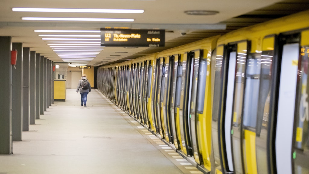 Wer derzeit mit den U-Bahnen durch die Stadt fahren will, fühlt sich an den Gleisen allein.