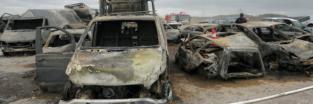Bei einem Sandsturm auf der A19 nahe Rostock fuhren mehrere Autos in beiden Richtungen der Autobahn ineinander. Autos brannten aus, zehn Menschen starben.