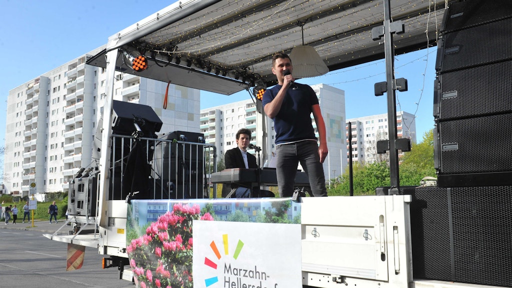 „Mr. Pianoman“ Thomas Krüger und Sänger Sebastian Raetzel geben alles, um in Marzahn gute Laune zu verbreiten.
