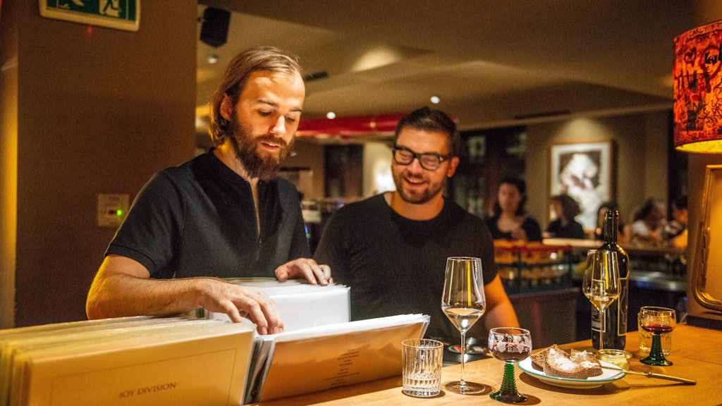 Johannes Schellhorn (links) und willi Schlögl betreiben die VIP-Weinbar "Freundschaft" in Mitte. Unter dem Motto "freundschaft@home" gibt's auch von Ihnen das Beste zum Wein zum Mitnehmen.