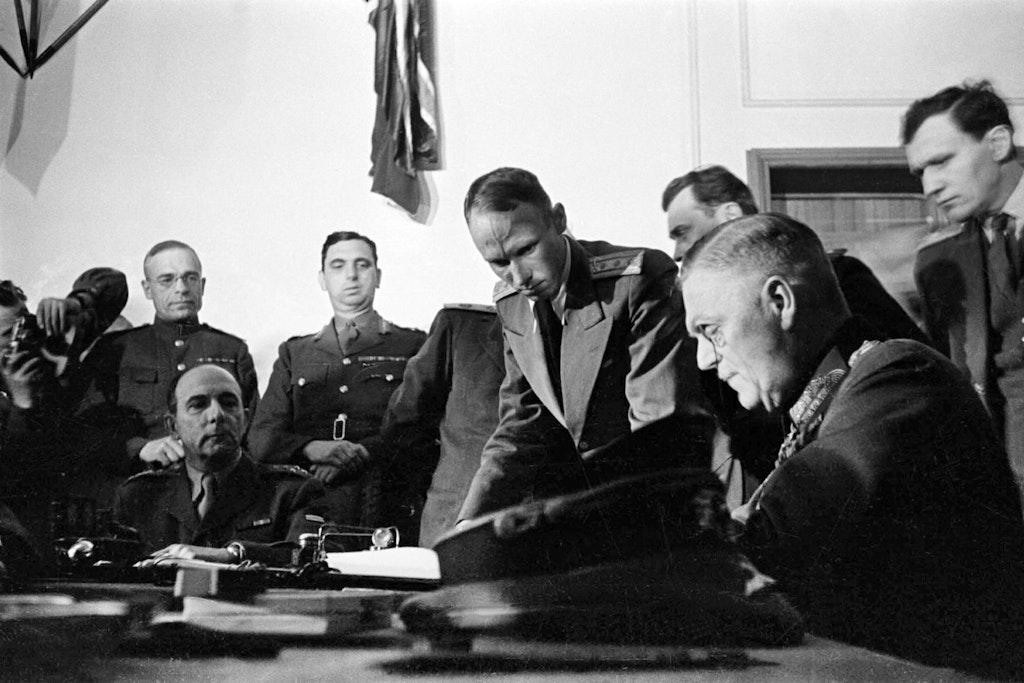 Generalfeldmarschall Wilhelm Keitel unterzeichnet kurz nach Mitternacht des 9. Mai, um 0.16 Uhr, im sowjetischen Hauptquartier in Berlin-Karlshorst die Kapitulationsurkunde. Dieser Akt ist bereits am 7. Mai in Reims erfolgt, allerdings in Abwesenheit hochrangiger sowjetischer Offiziere.