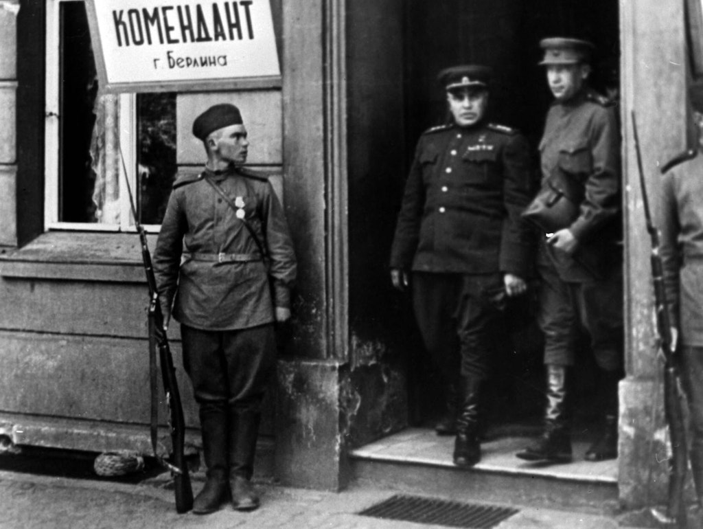 Generaloberst Nikolaj E. Bersarin leitet als Stadtkommandant von Berlin den Wiederaufbau der Stadt ein. Er stirbt am 16. Juni 1945 bei einem Motorradunfall.
