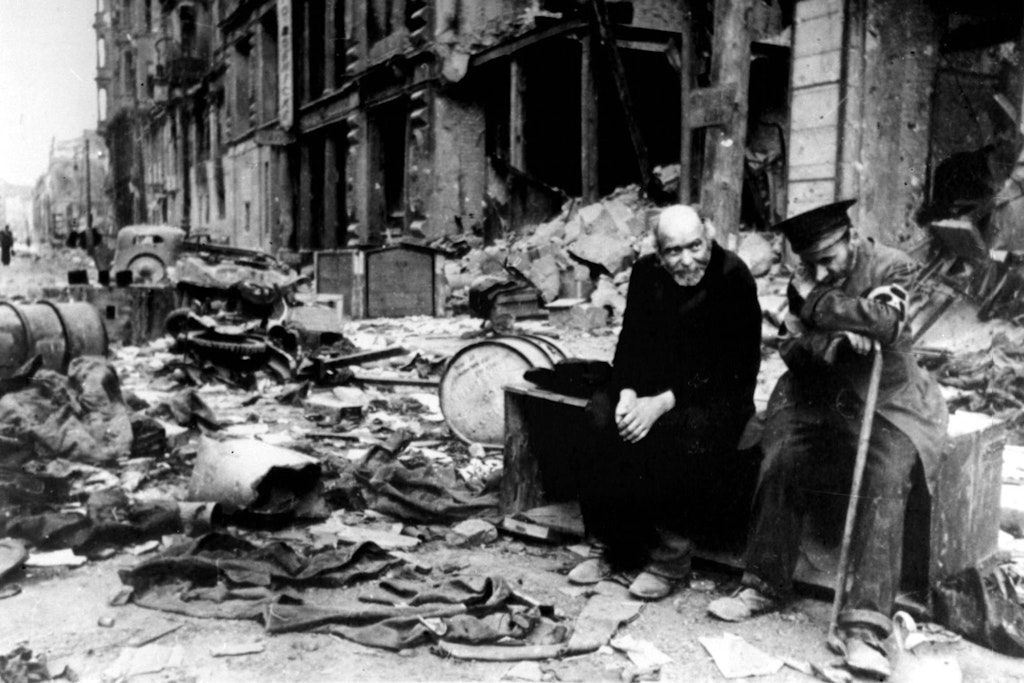 Woher sie kommen, wohin sie gehen? Auf die Fragen des sowjetischen Kriegsberichterstatters Jewgenij A. Chaldej wissen diese beiden Männer, die in den Trümmern der Französischen Straße sitzen, keine Antwort. Chaldej: „Sie waren am Ende der Welt angekommen.“