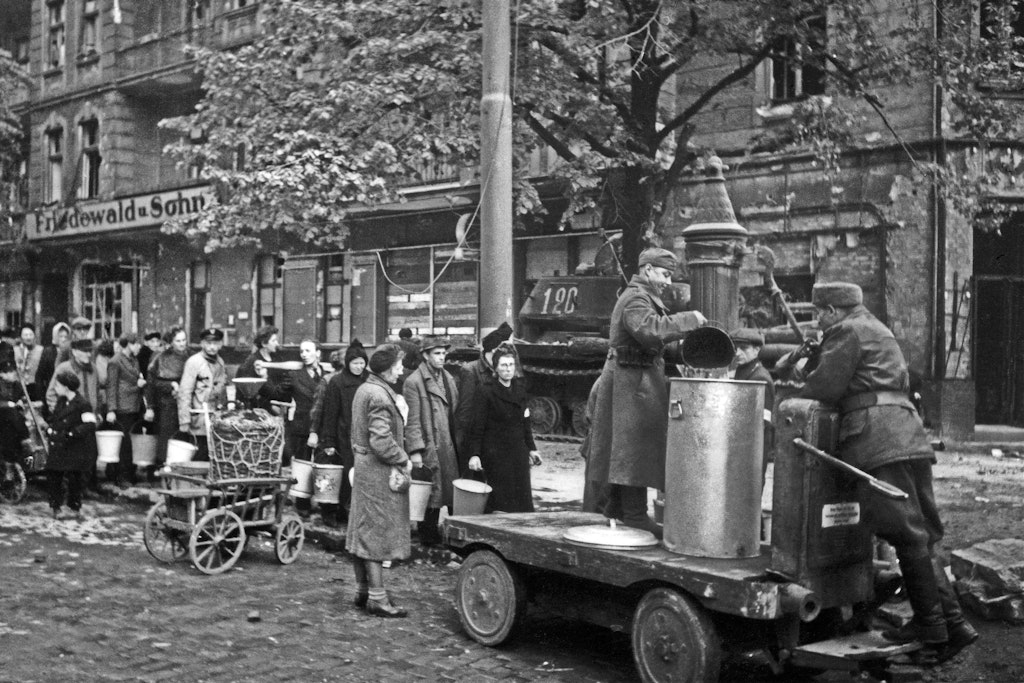 Weil die Wasserleitungen unter der Stadt größtenteils zerstört sind, müssen sich die Berliner und auch die Sowjetsoldaten mit Trinkwasser aus Pumpbrunnen wie diesem versorgen.