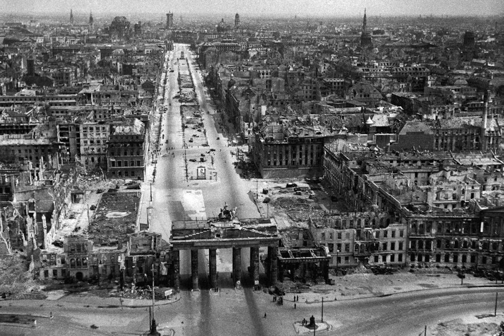 Berlin, Mai 1945: Ruinen, wohin das Auge schweift. Der Krieg hat keine deutsche Stadt so total zerstört. Es wird später heißen, hier befanden sich etwa 15 Prozent der gesamten Trümmermenge in Deutschland.