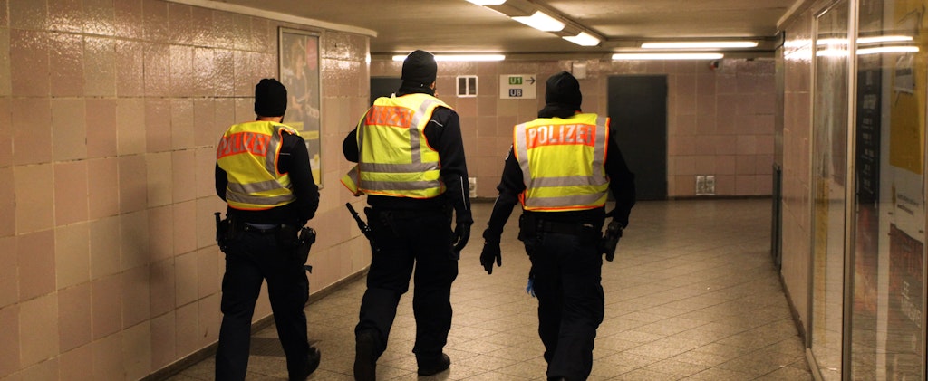 Polizisten sind auf Streife in der U-Bahn.