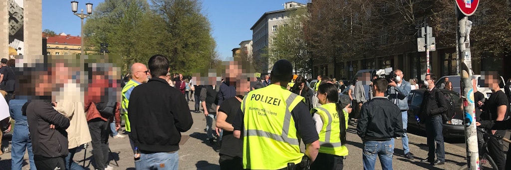 Mehrere hundert Menschen demonstrierten Samstag gegen die Pandemie-Beschränkungen.