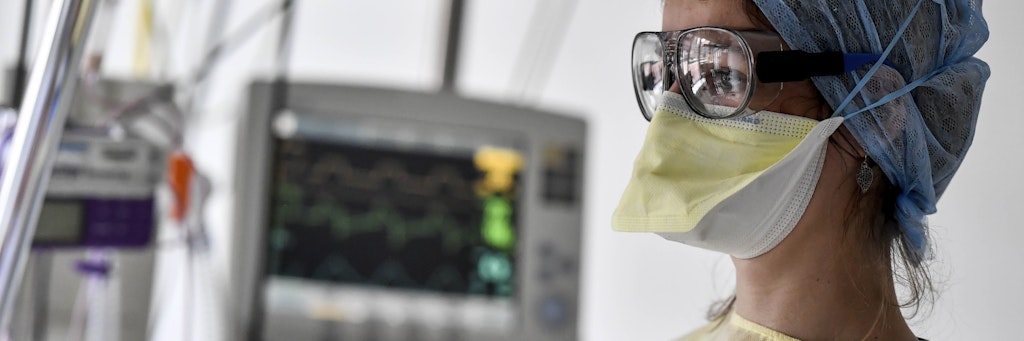 Eine Krankenpflegerin auf einer Intensivstation. 