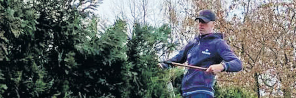 Sven Beuckert beschneidet die Hecken in seinem Garten.