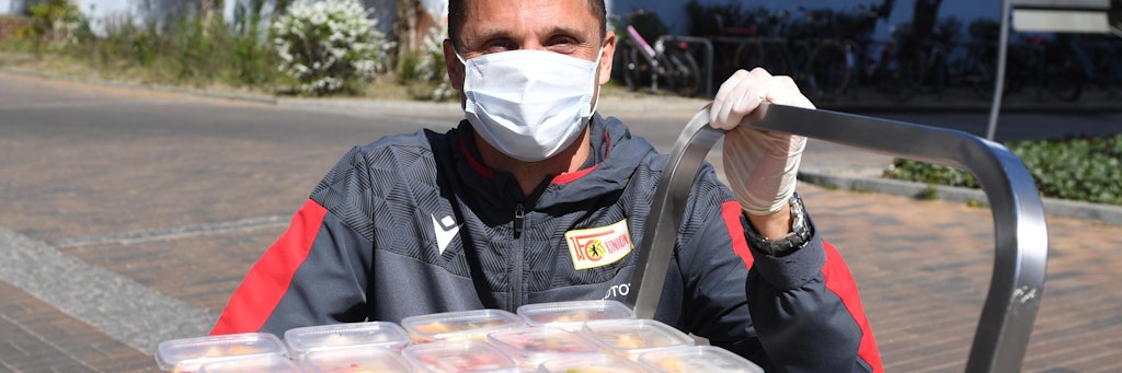 Hilfe für Helfer: Rafal Gikiewicz spendiert dem Personal der Intensivstation im Krankenhaus Köpenick frisches Obst und heiße Pizzen.