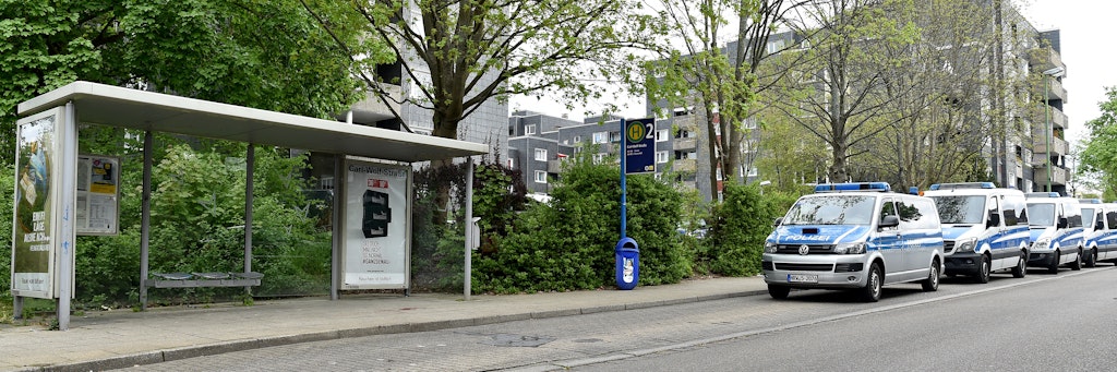 Essen: Polizeiwagen stehen neben einer Haltestelle an der in der Nacht ein 14 Jahre alter Junge erstochen wurde.