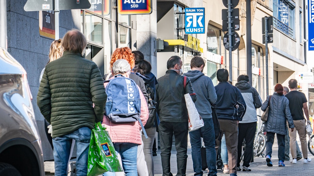 Geduldiges Schlangestehen entschleunigt uns – und bietet dazu noch Gelegenheit, zu flirten und Leute kennenzulernen.