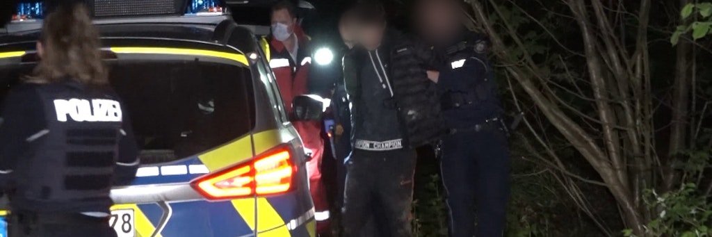 Ein Polizist (r.) führt einen Tatverdächtigen 17-Jährigen (2.v.r) ab.